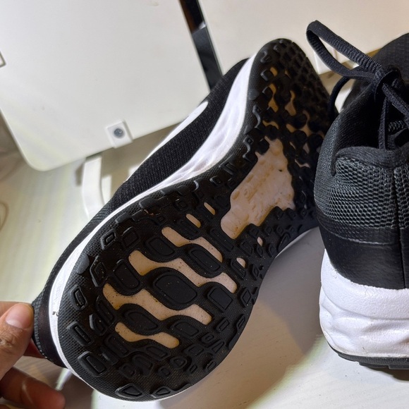 Nike Black and White Running Shoes - Picture 3 of 6